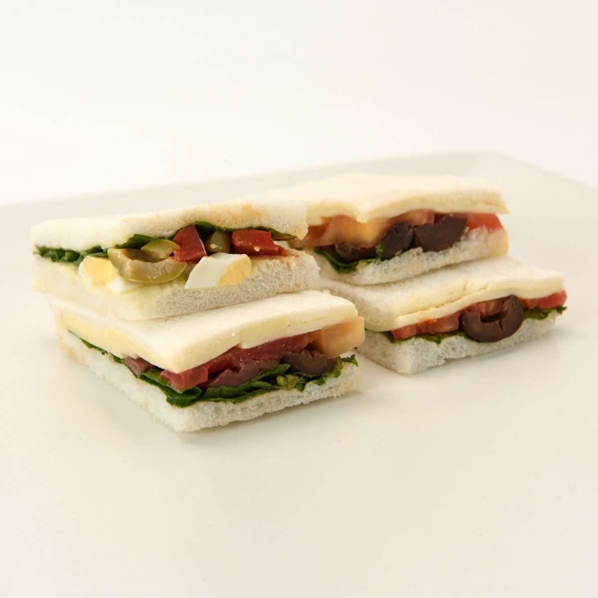 Sándwich de Oliva Negra, Rúcula, Tomate y Queso (16 Uds.)