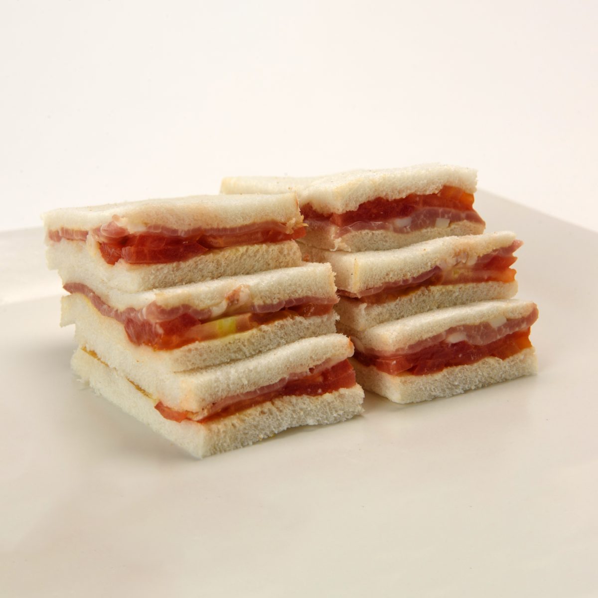 Sándwich de Jamón Crudo y Tomate en Pan Blanco (16 Uds.)