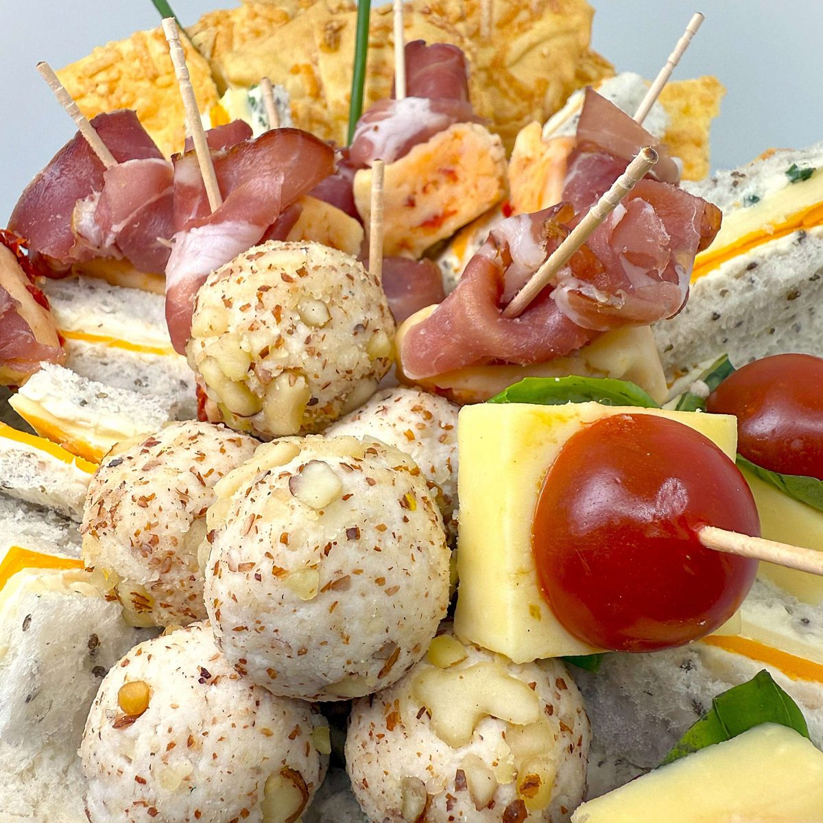 Picada de Pinchitos Surtidos en Pan de Campo - Imagen 2